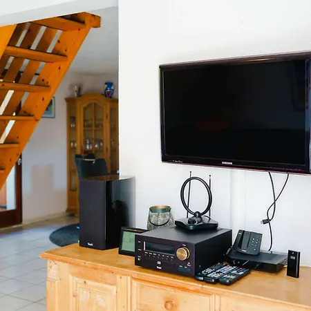 Climatisée 3 Pièces Pour 4 Pers., Avec Wifi, Parking Et Piscine - Proche - Fr-1-409-93