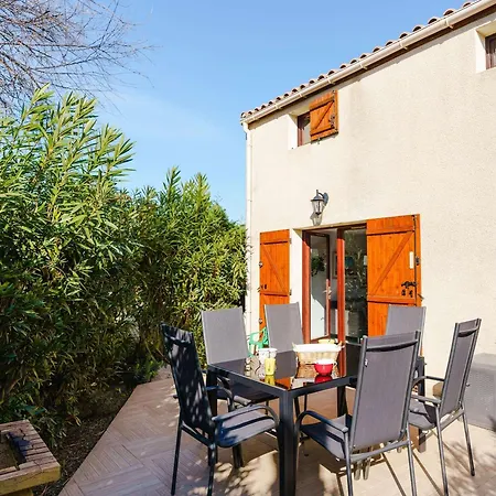 Villa Climatisée 3 Pièces Pour 4 Pers., Avec Wifi, Parking Et Piscine - Proche - Fr-1-409-93 Gruissan
